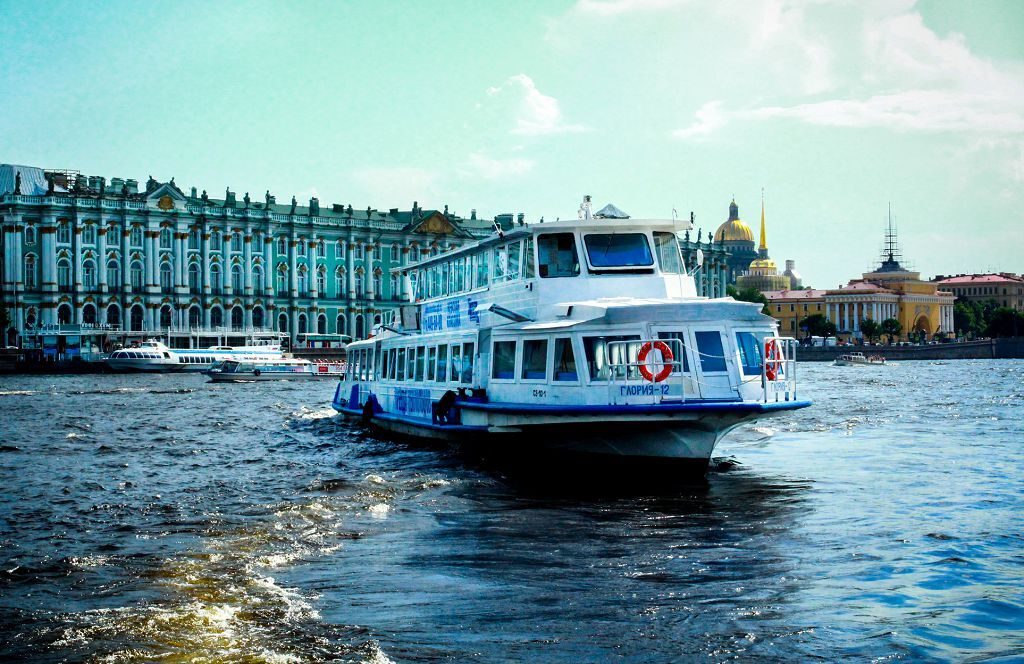 Посадка гостей на теплоход «Глория» — причал в центре Петербурга — фото 16