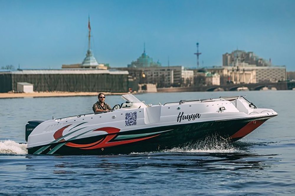 Катер «Ницца» под разводными мостами Петербурга