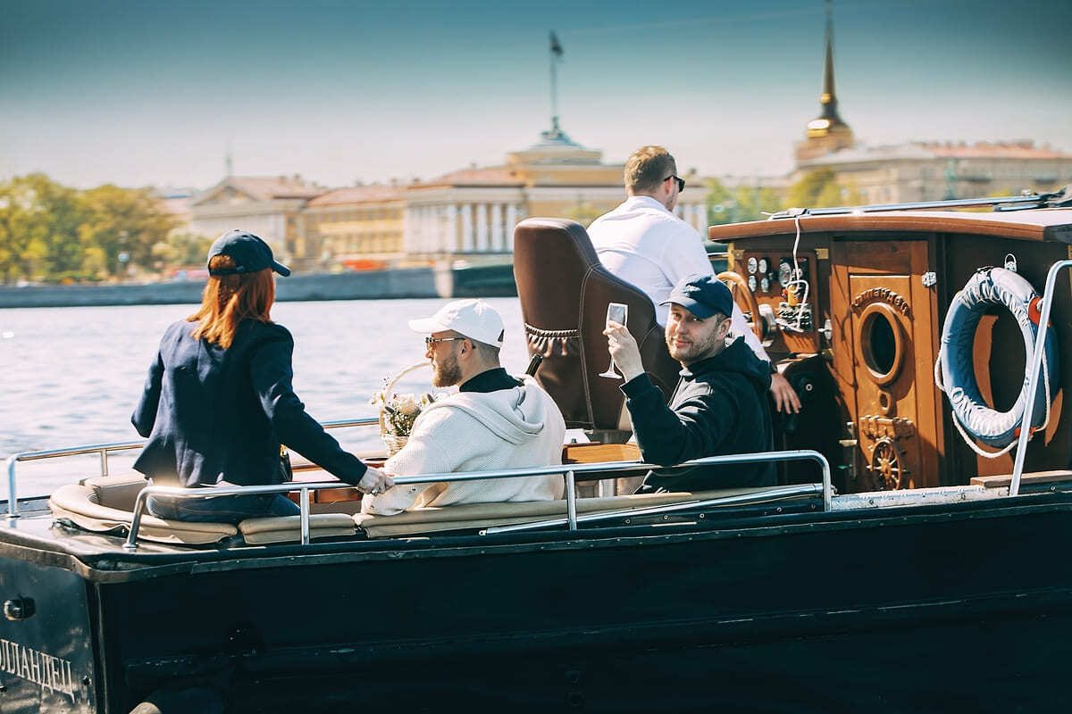 Посадка гостей на катер «Голландец» — причал в центре Петербурга — фото 16