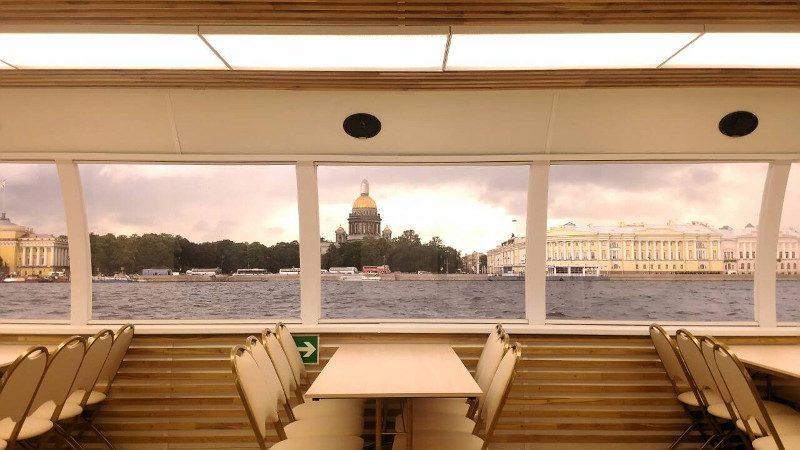 Теплоход «Мрия» вечером у набережной — бронирование напрямую