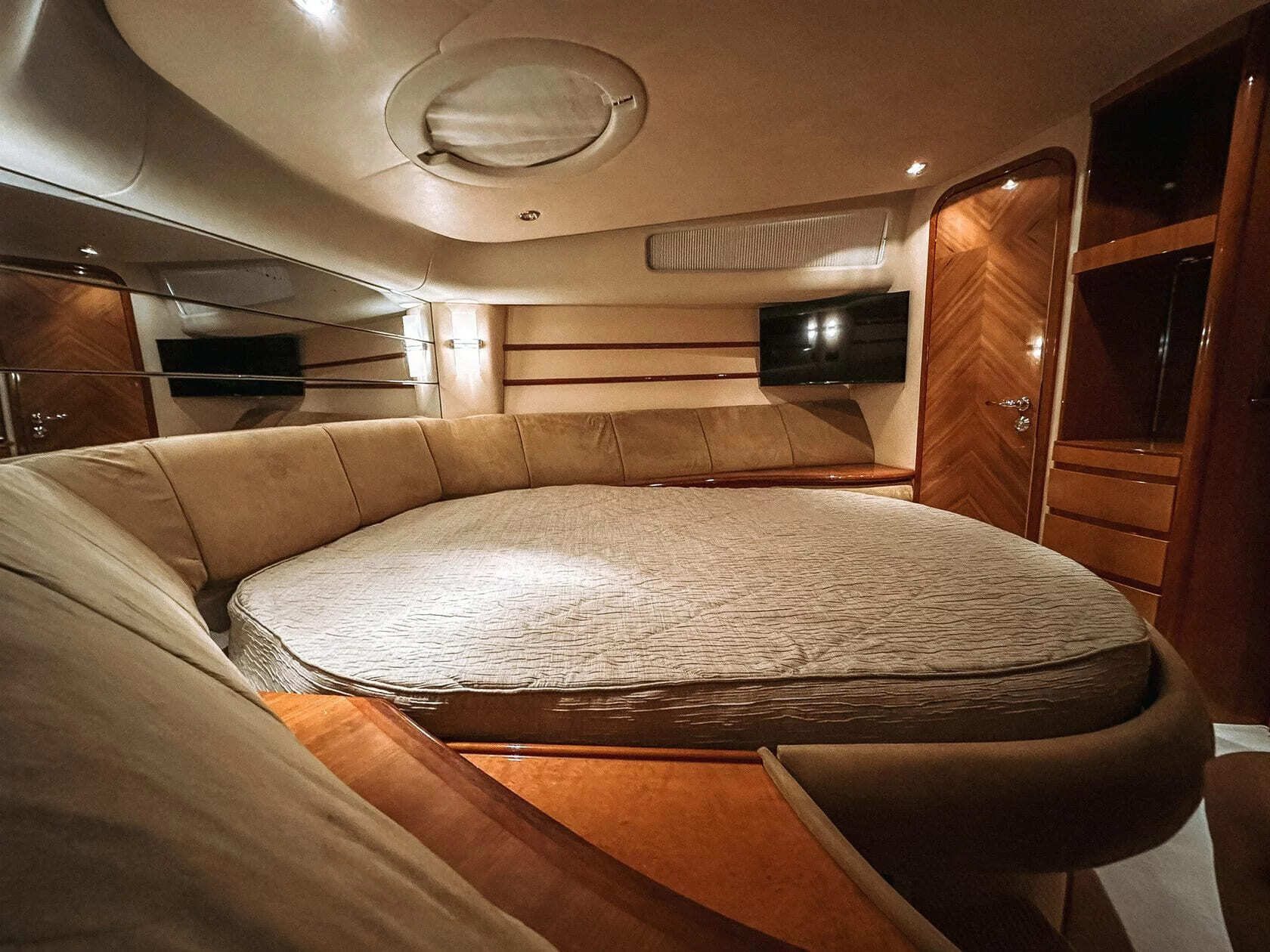 Наш яхта «Азимут 46 / Azimut 46» у собственного причала в Санкт-Петербурге — фото 14