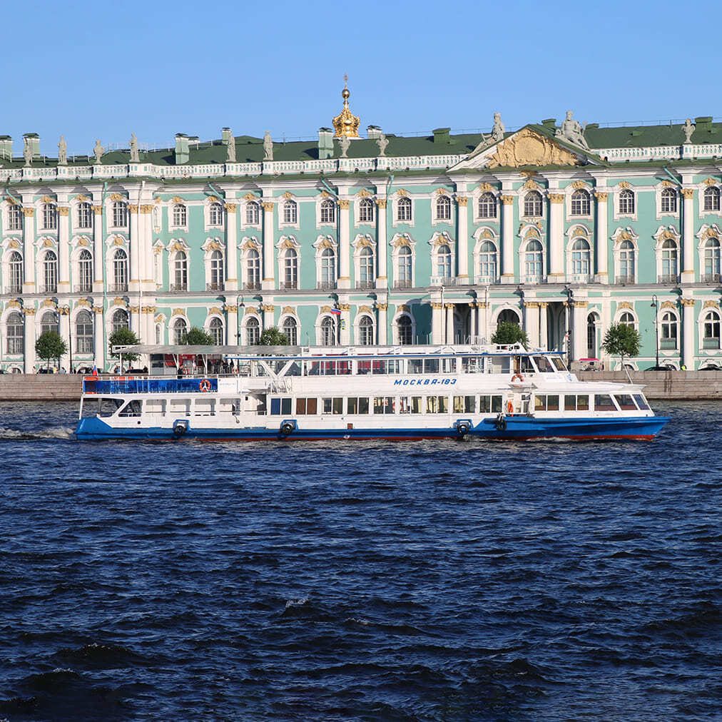 Посадка гостей на теплоход «Москва 183» — причал в центре Петербурга — фото 16