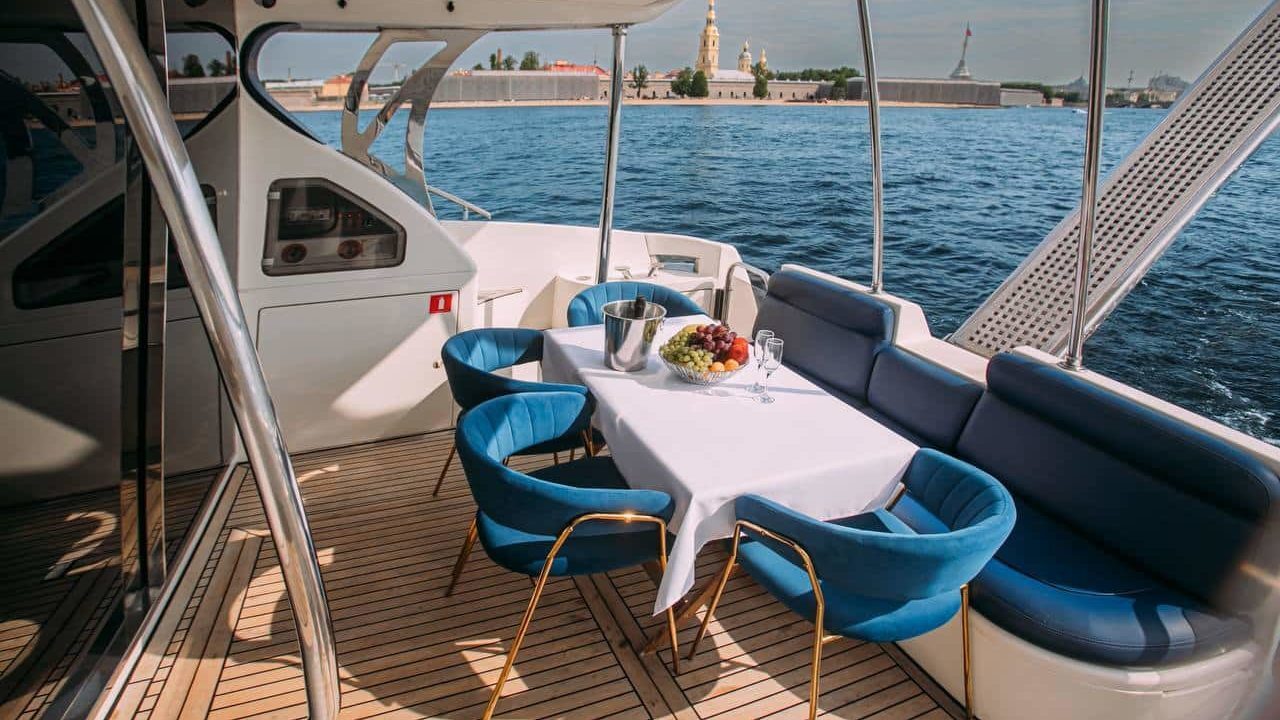 Яхта «Азимут 46 / Azimut 46» выходит в Неву — аренда с нашим капитаном