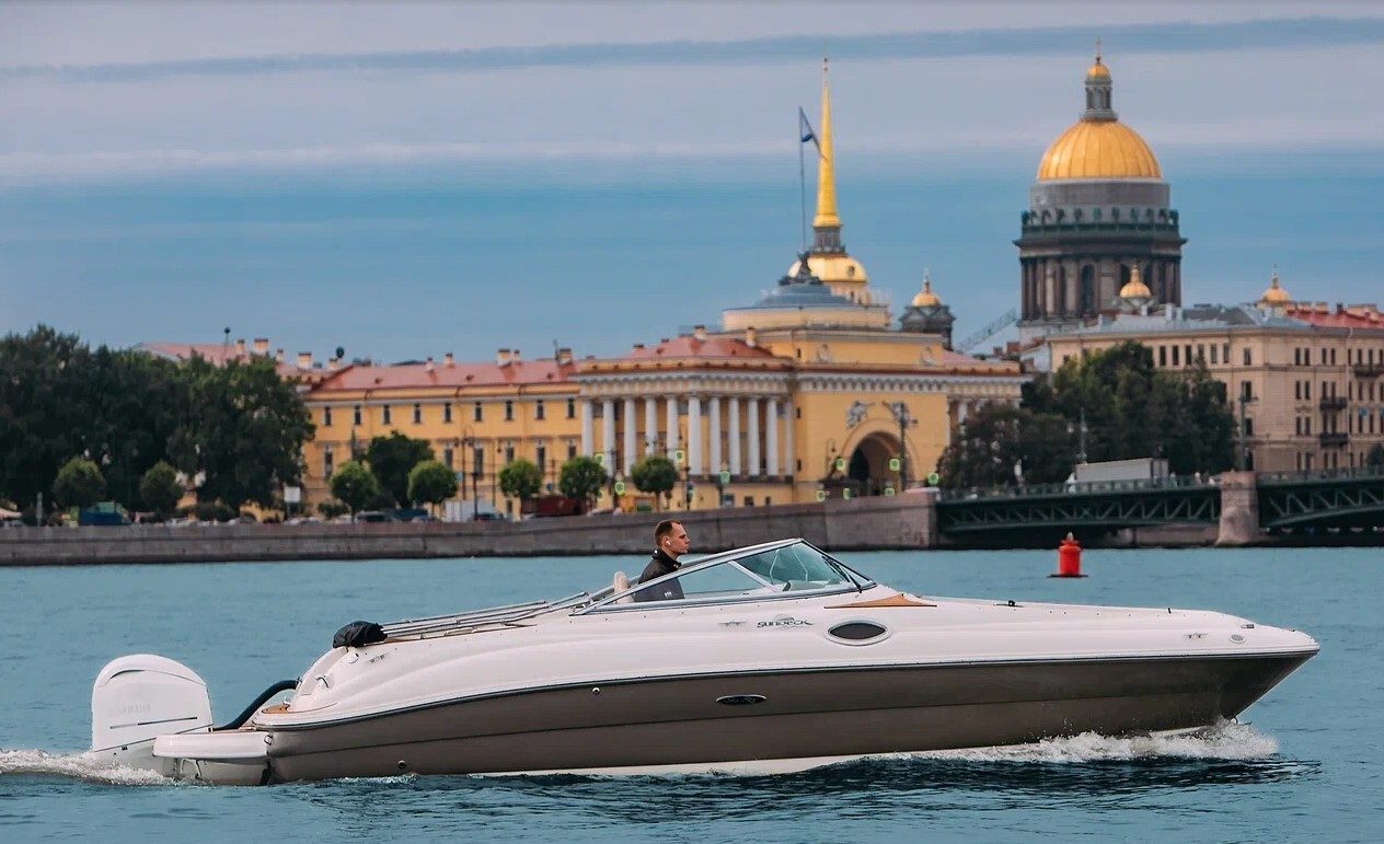 Посадка гостей на катер «Мокко» — причал в центре Петербурга