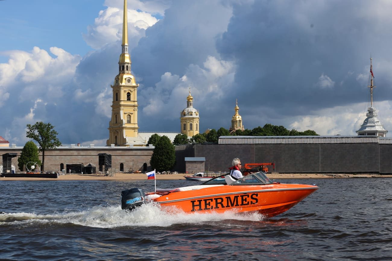 Катер «Эрмес» выходит в Неву — аренда с нашим капитаном