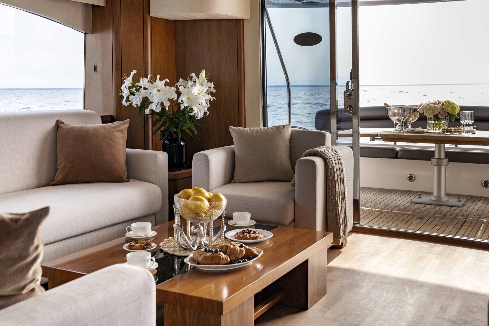 Яхта «Sunseeker Pallada 70» вечером у набережной — бронирование напрямую