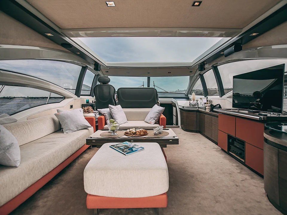 Открытая палуба яхты «Azimut 62» — егокатер