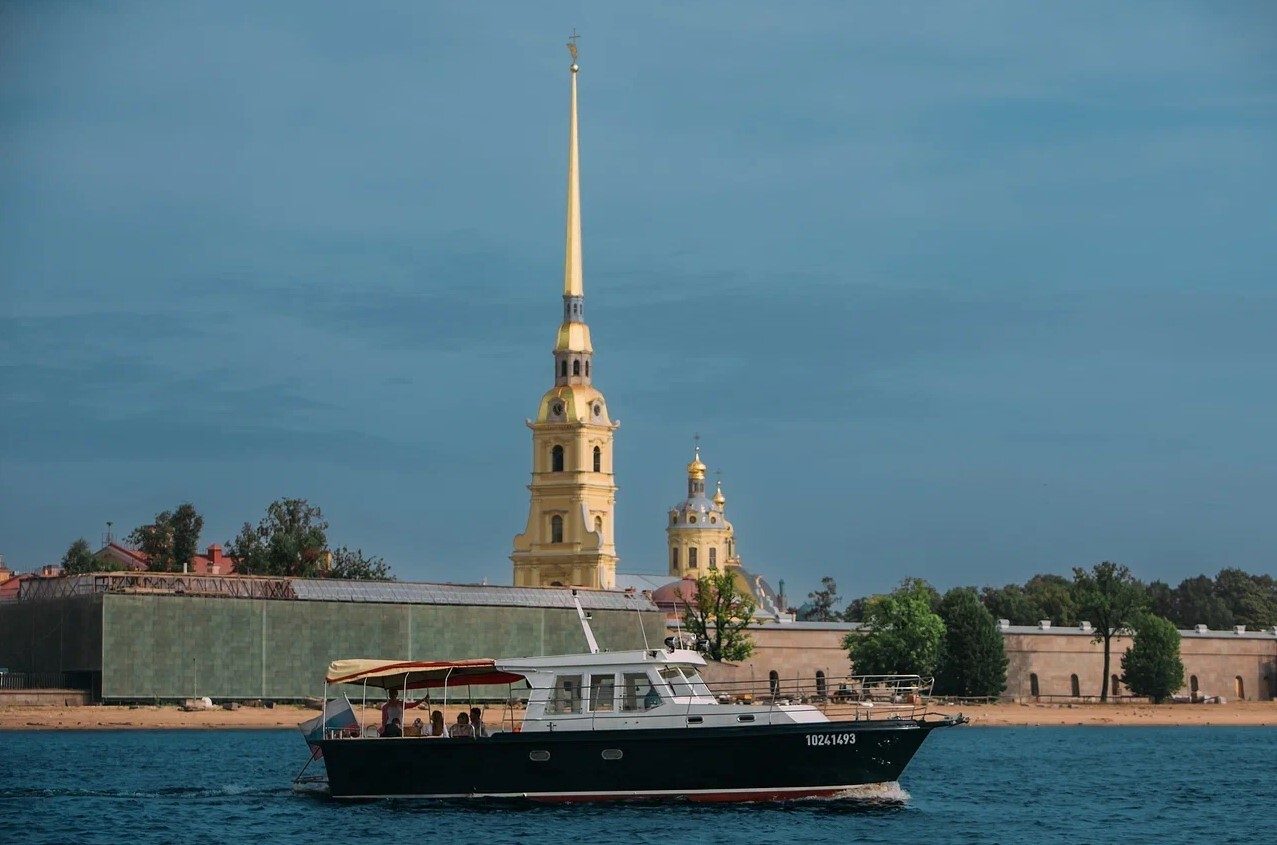 Яхта «Кусто» — салон и оснащение, аренда напрямую