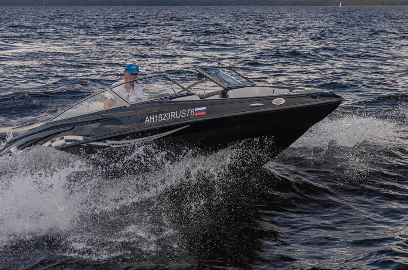 Наш катер «Черный (Crownline 190 Black)» у собственного причала в Санкт-Петербурге