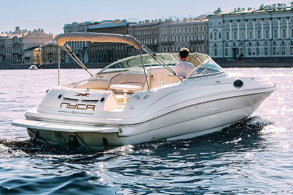 Посадка гостей на катер «Пуса» — причал в центре Петербурга
