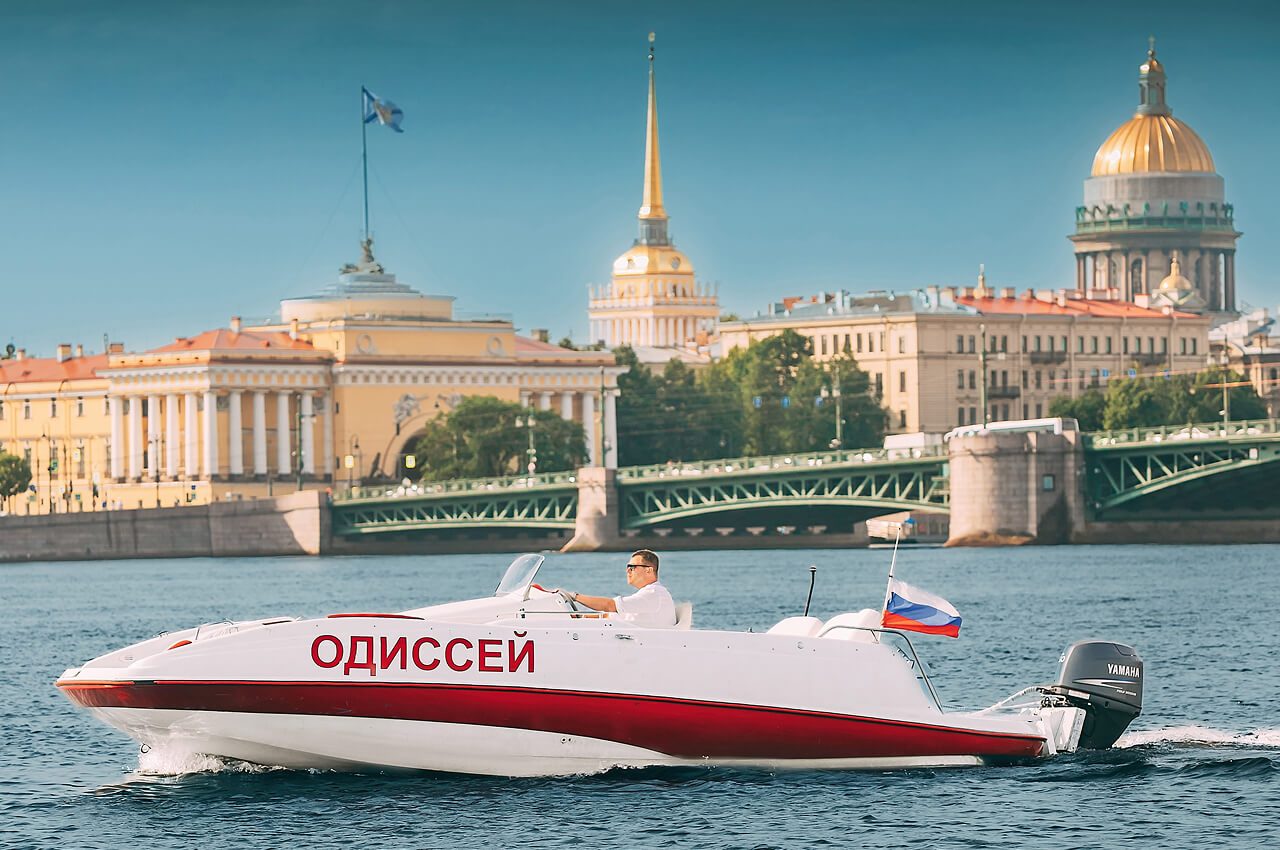 Катер «Одиссей» на маршруте по рекам и каналам