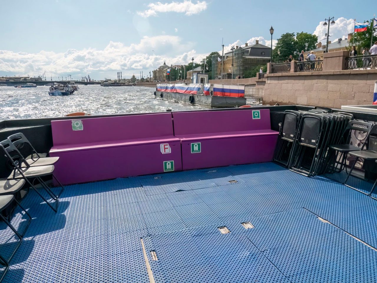 Посадка гостей на теплоход «Переяслав» — причал в центре Петербурга