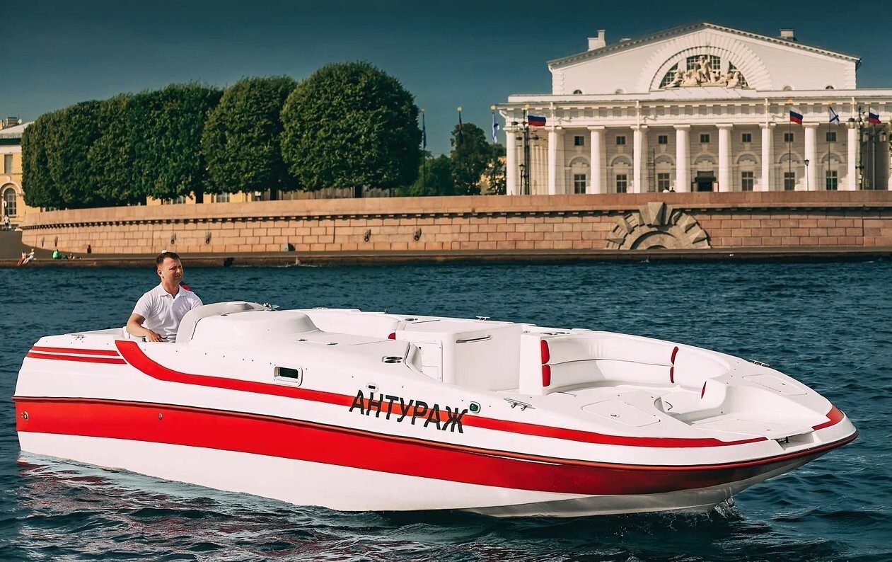 Посадка гостей на катер «Антураж» — причал в центре Петербурга — фото 16