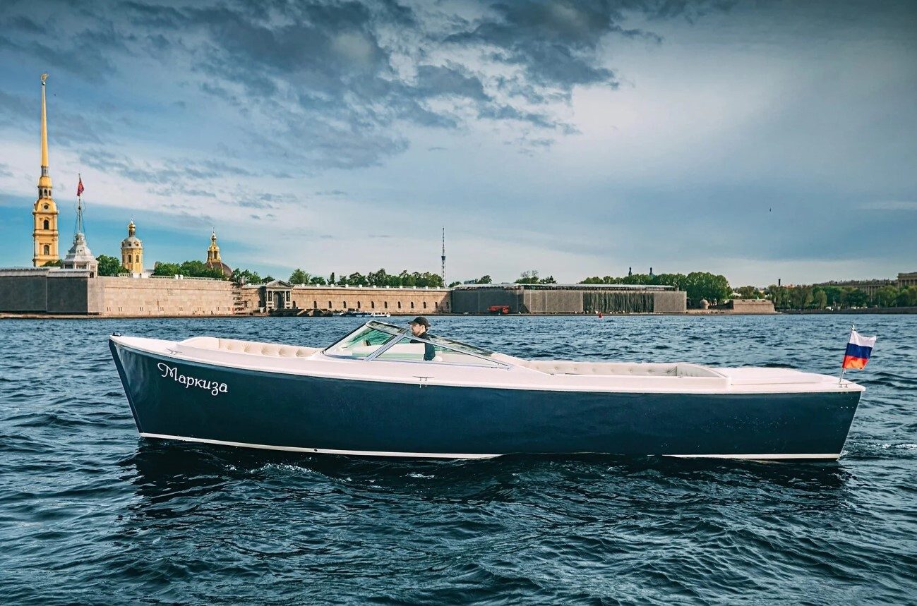 Катер «Маркиза» под разводными мостами Петербурга