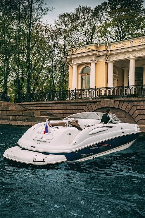 Катер «Мамба» выходит в Неву — аренда с нашим капитаном