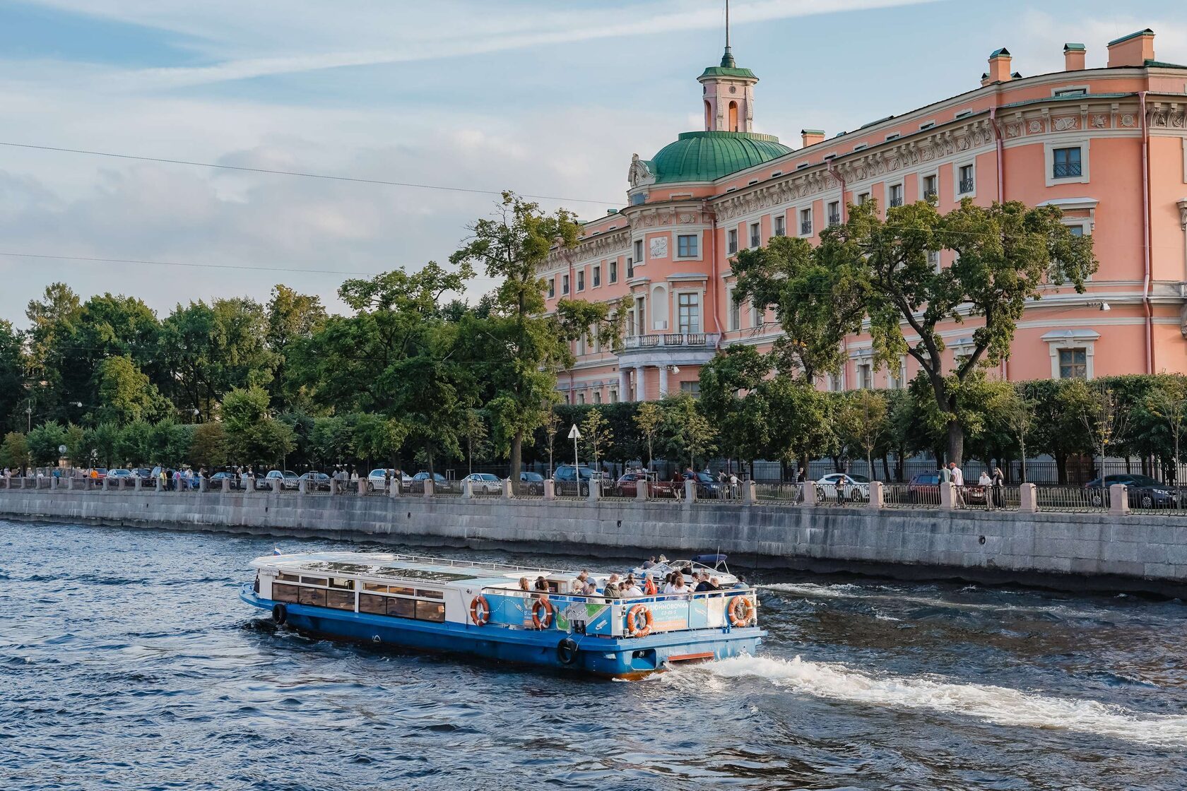 Наш теплоход «Дюймовочка» у собственного причала в Санкт-Петербурге