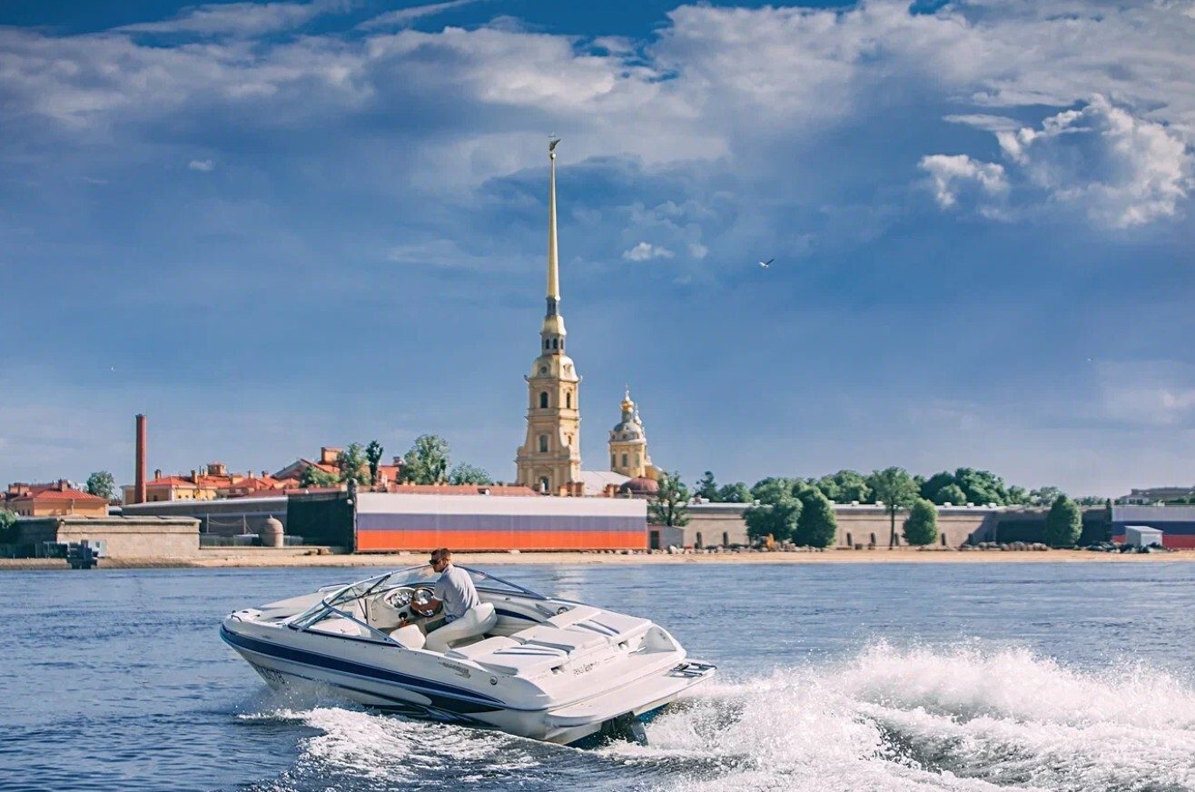 Посадка гостей на катер «Река-Лето» — причал в центре Петербурга — фото 16