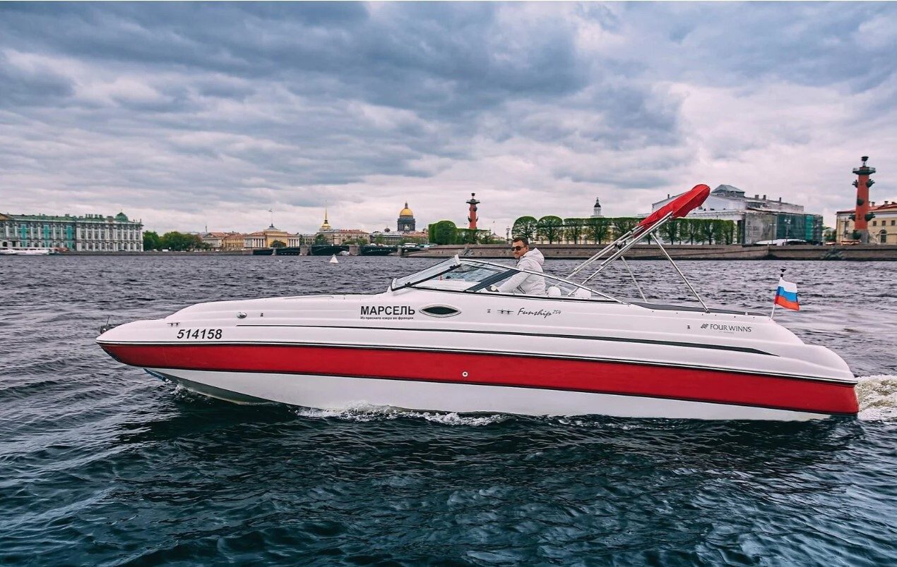 Катер «Марсель» под разводными мостами Петербурга