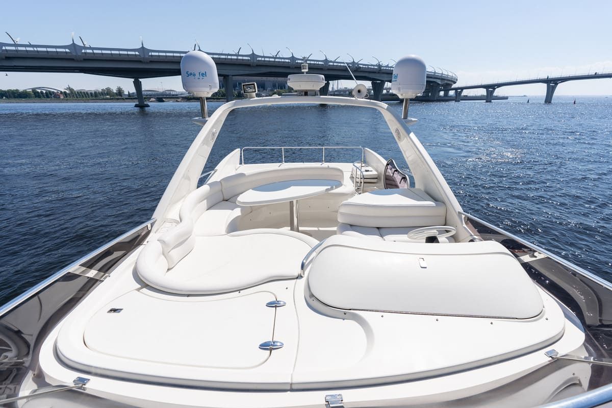 Яхта «Азимут 55 / Azimut 55» — салон и оснащение, аренда напрямую