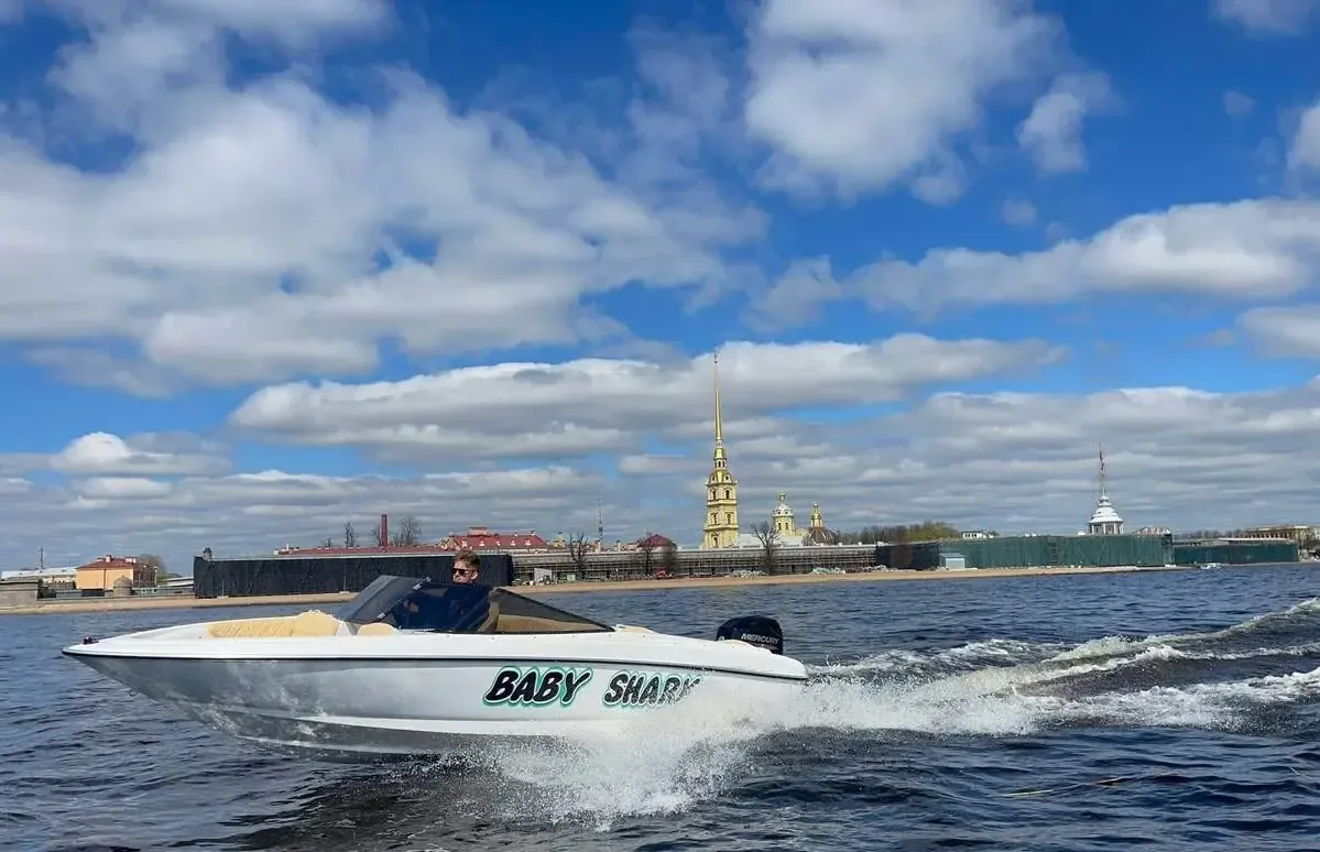 Открытая палуба катера «Бейби шарк / Baby Shark» — егокатер