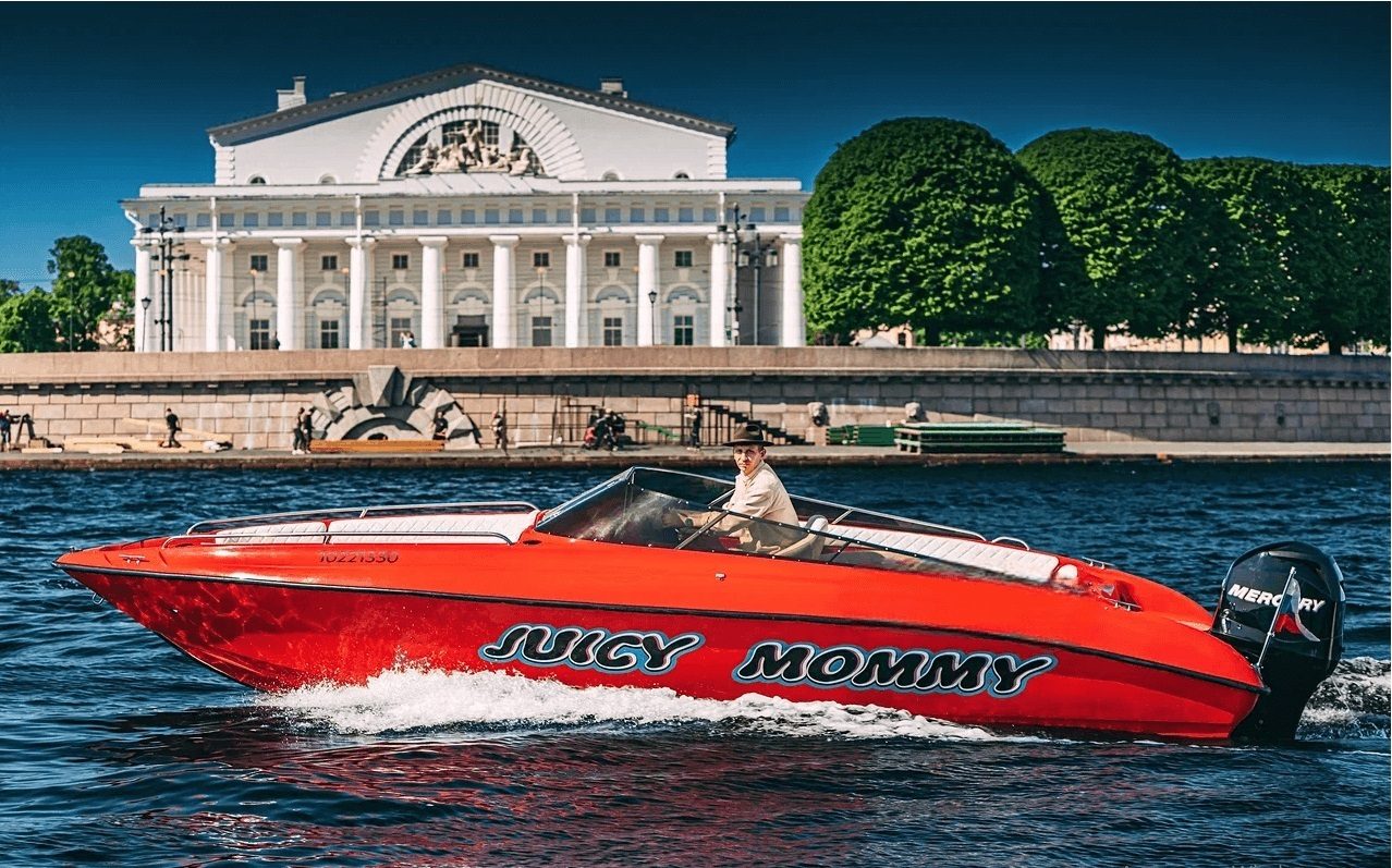 Открытая палуба катера «Джусси Мами / Juicy Mommy» — егокатер