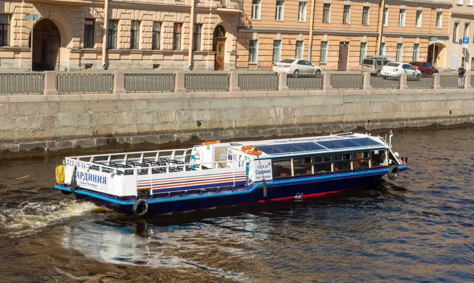 Посадка гостей на теплоход «Сардиния» — причал в центре Петербурга