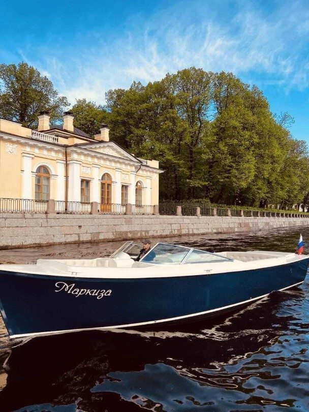 Катер «Маркиза» вечером у набережной — бронирование напрямую