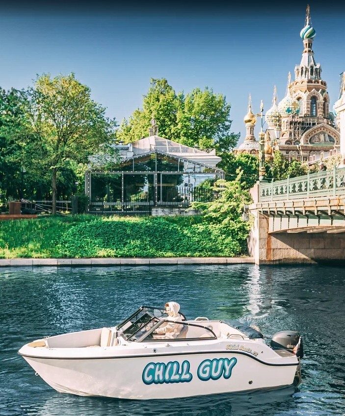 Катер «Чилл Гай / Chill Guy» под разводными мостами Петербурга