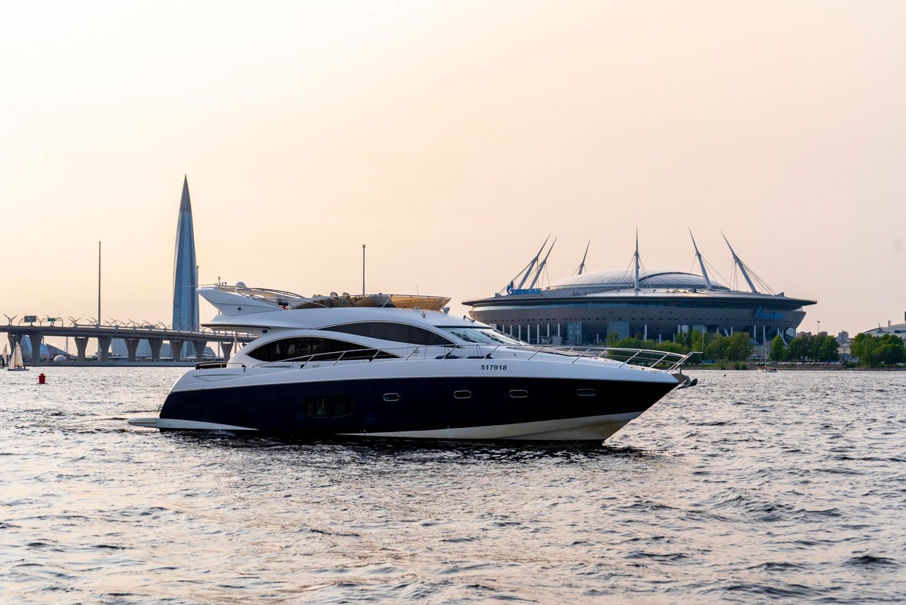 Наш яхта «Sunseeker Pallada 70» у собственного причала в Санкт-Петербурге