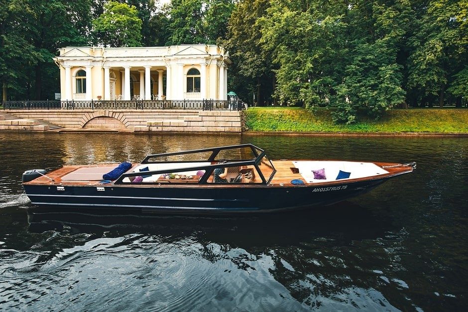 Катер «Blueberry» вечером у набережной — бронирование напрямую