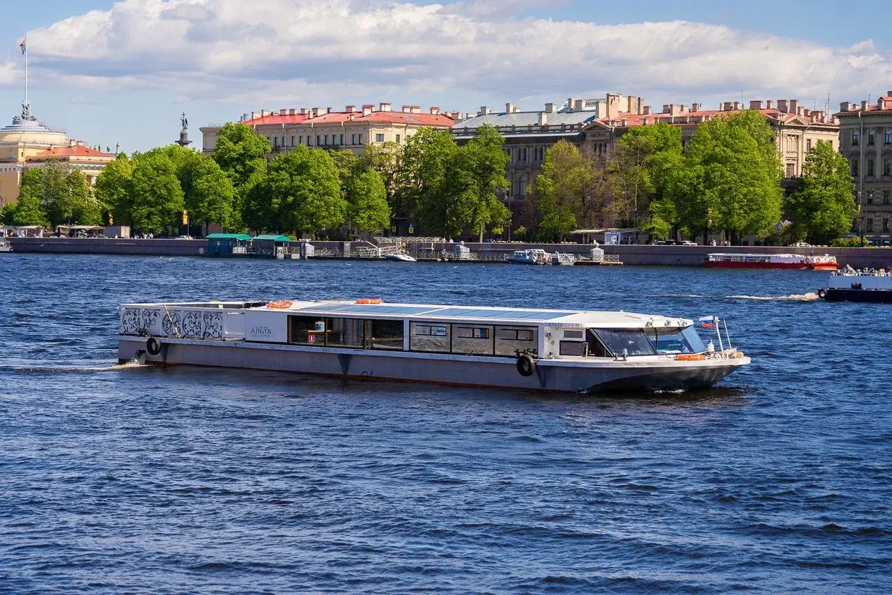 Посадка гостей на теплоход «Альта» — причал в центре Петербурга