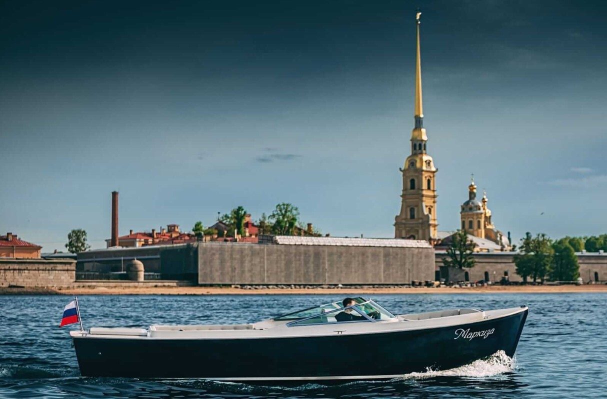 Посадка гостей на катер «Маркиза» — причал в центре Петербурга