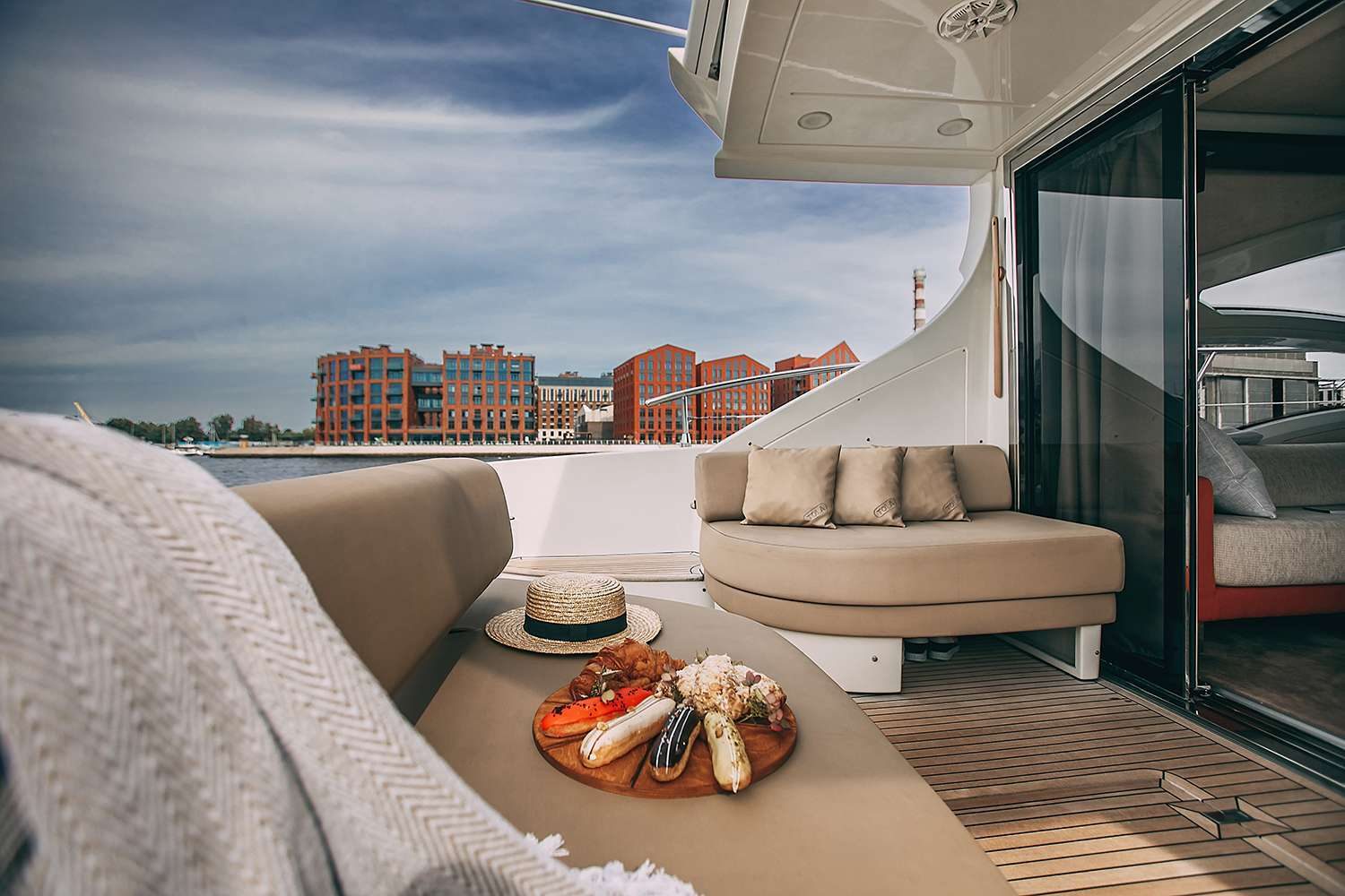 Яхта «Azimut 62» на маршруте по рекам и каналам