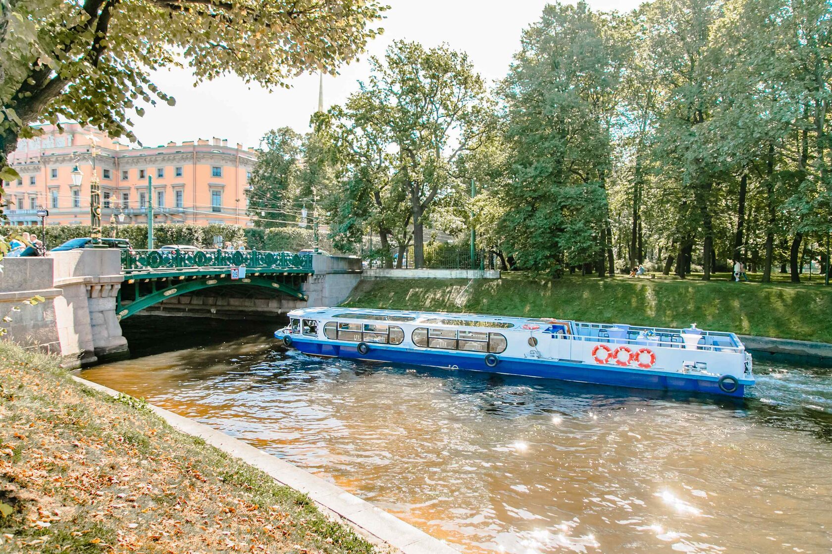 Посадка гостей на теплоход «Атлант» — причал в центре Петербурга — фото 16