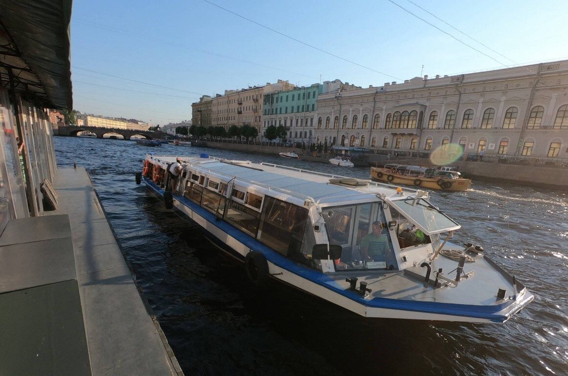 Наш теплоход «Ринальди» — вид с причала перед рейсом