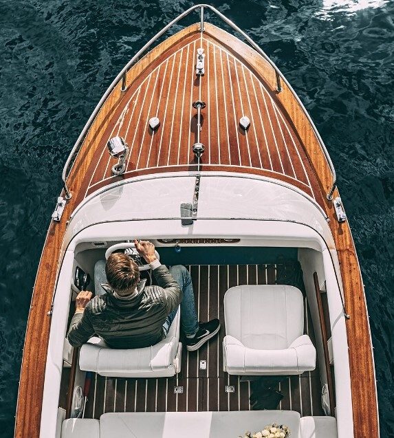 Катер «Рива (Riva)» вечером у набережной — бронирование напрямую