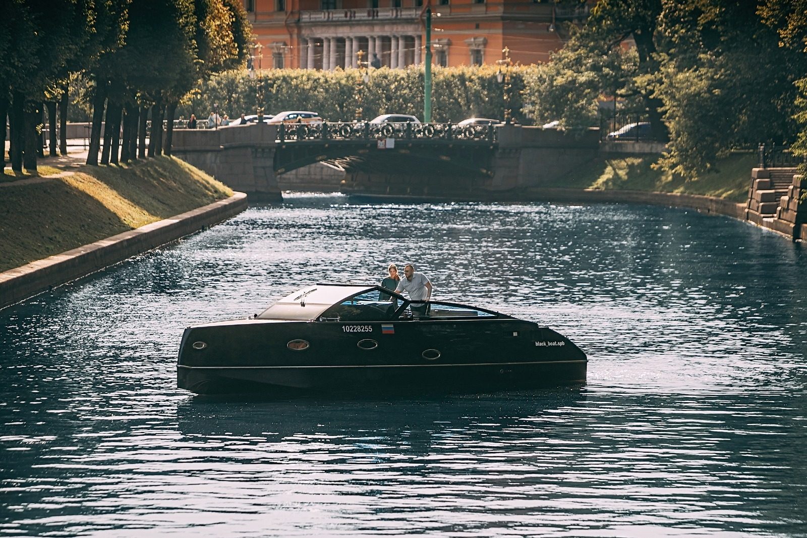Катер «Блэк Боат / Black Boat» на маршруте по рекам и каналам