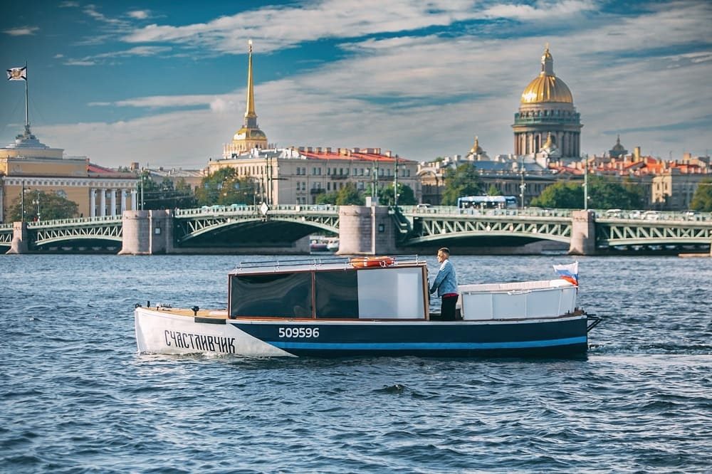 Посадка гостей на катер «Счастливчик» — причал в центре Петербурга
