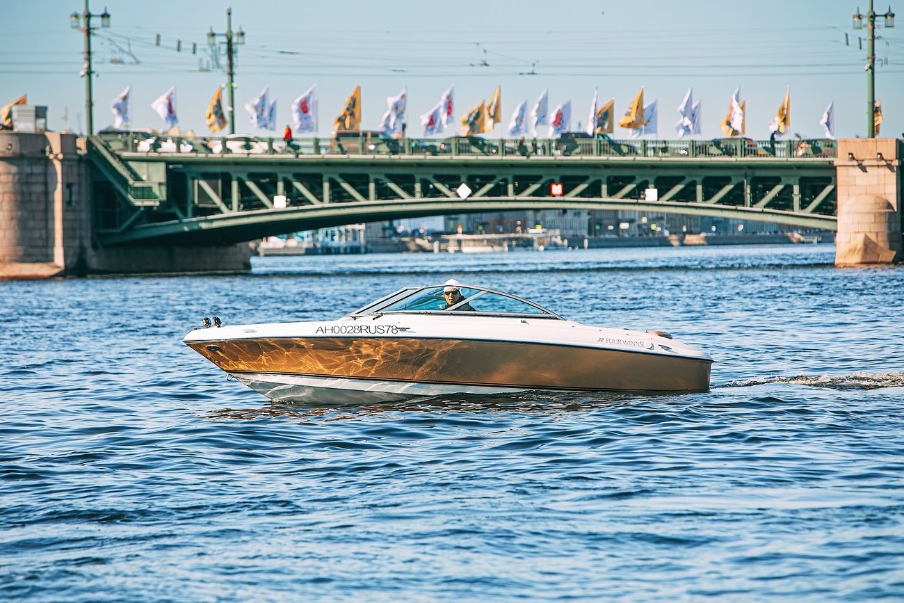 Катер «Орион» под разводными мостами Петербурга