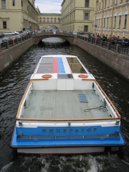 Наш теплоход «Император» — вид с причала перед рейсом