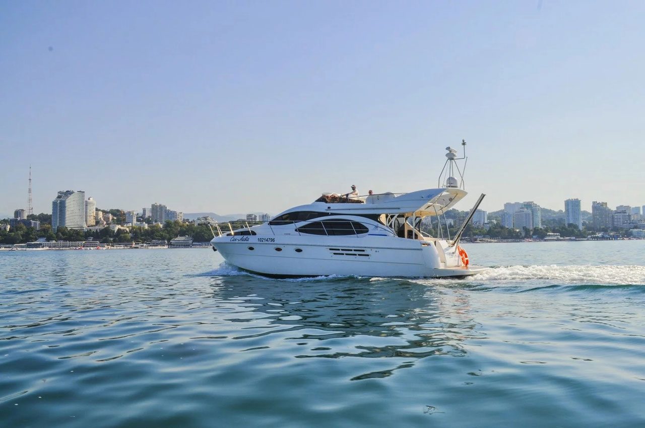 Наш яхта «Азимут 46 / Azimut 46» у собственного причала в Санкт-Петербурге