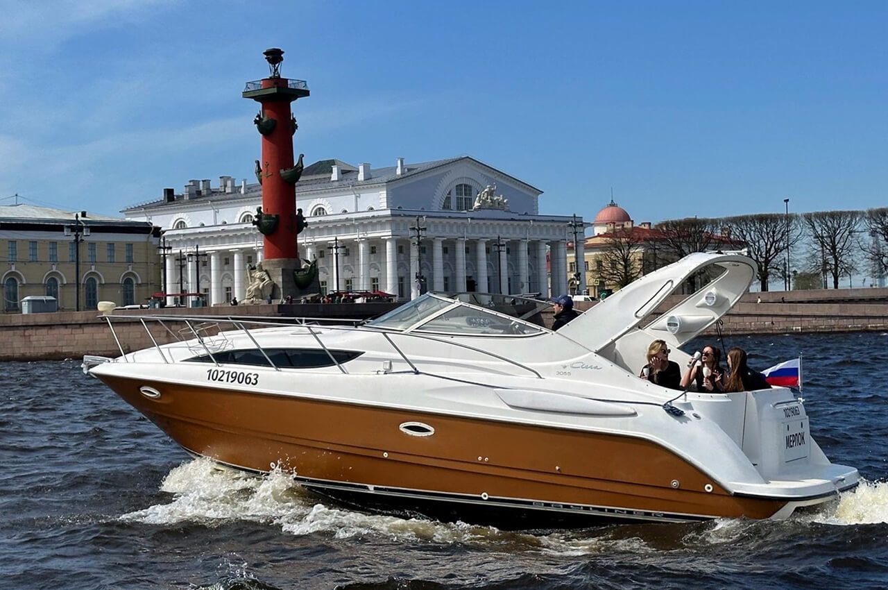 Наш катер «Мерлок» у собственного причала в Санкт-Петербурге