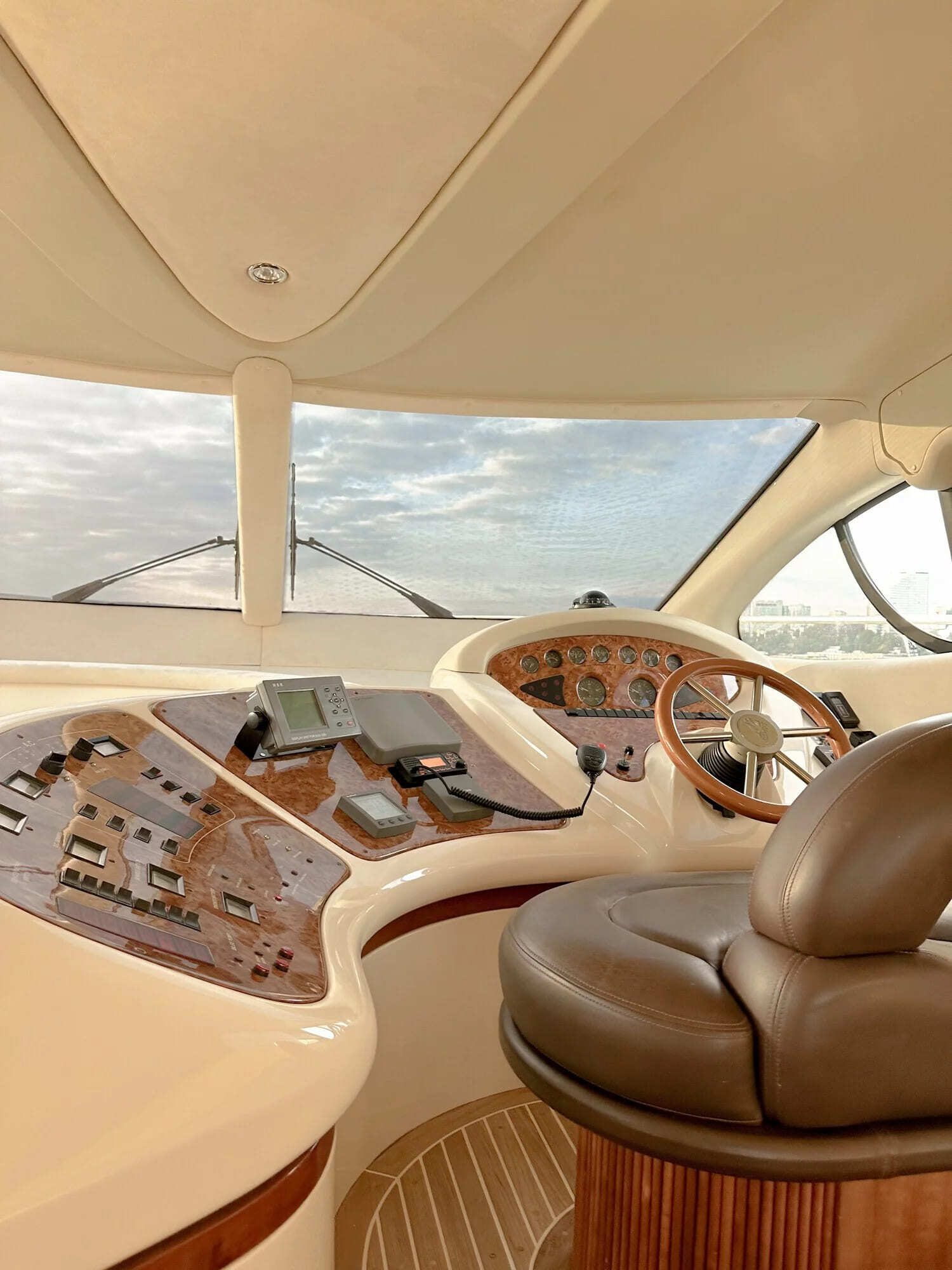 Каюта яхты «Азимут 46 / Azimut 46» — оснащение для гостей