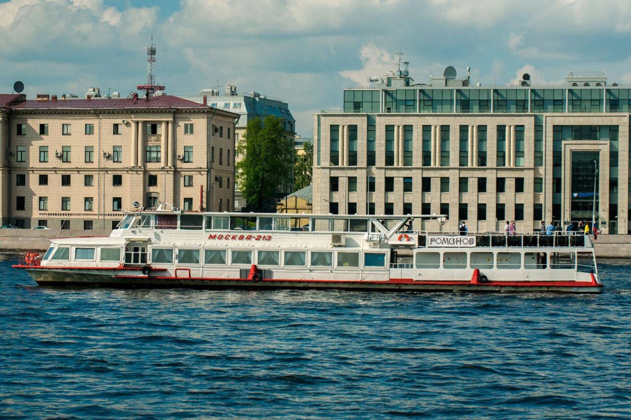 Посадка гостей на теплоход «Романов» — причал в центре Петербурга — фото 16