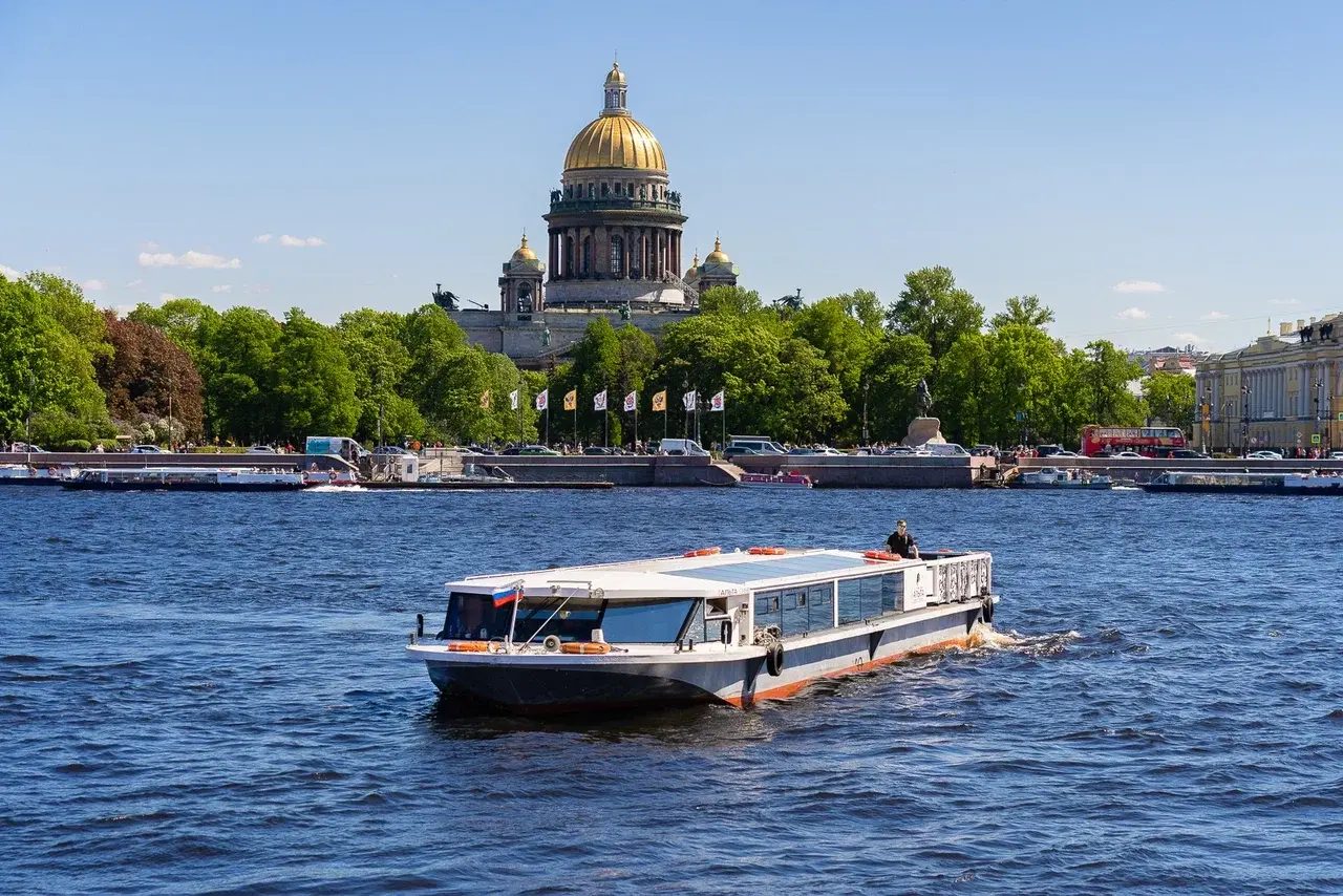 Теплоход «Альта» на маршруте по рекам и каналам