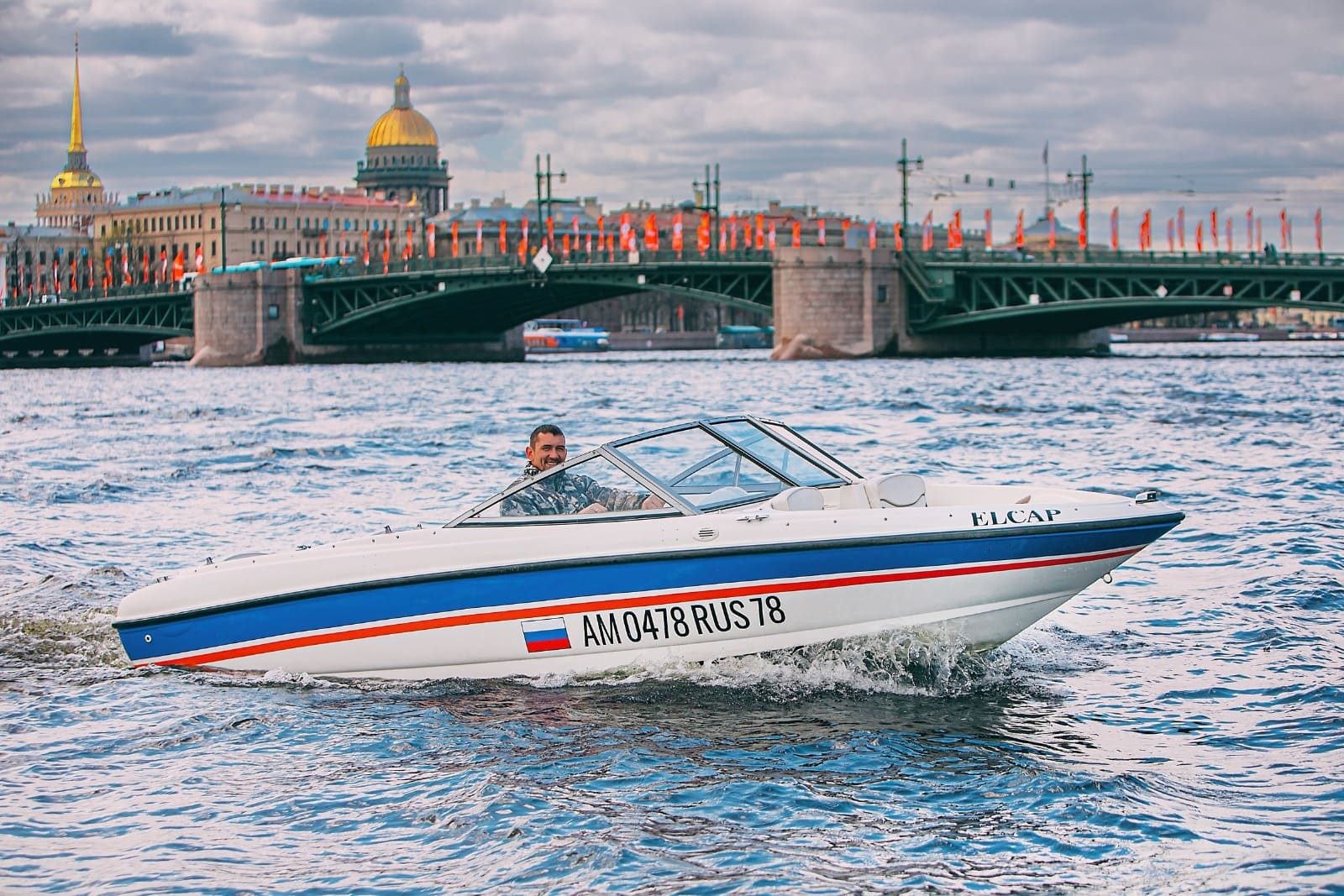 Катер «Элькап» вечером у набережной — бронирование напрямую