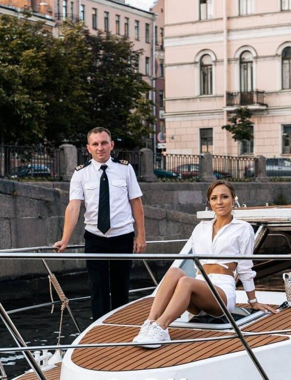 Наш катер «Ю-Питер» — вид с причала перед рейсом