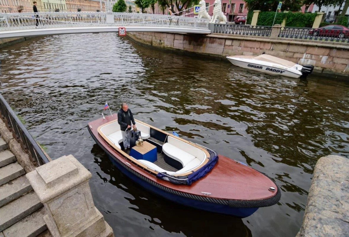 Наш катер «Ботик» у собственного причала в Санкт-Петербурге