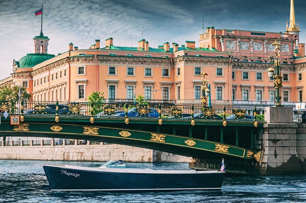Катер «Маркиза» на маршруте по рекам и каналам