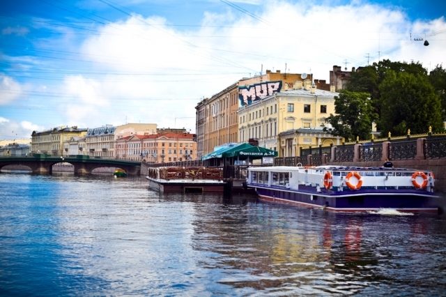 Теплоход «Фантом» под разводными мостами Петербурга